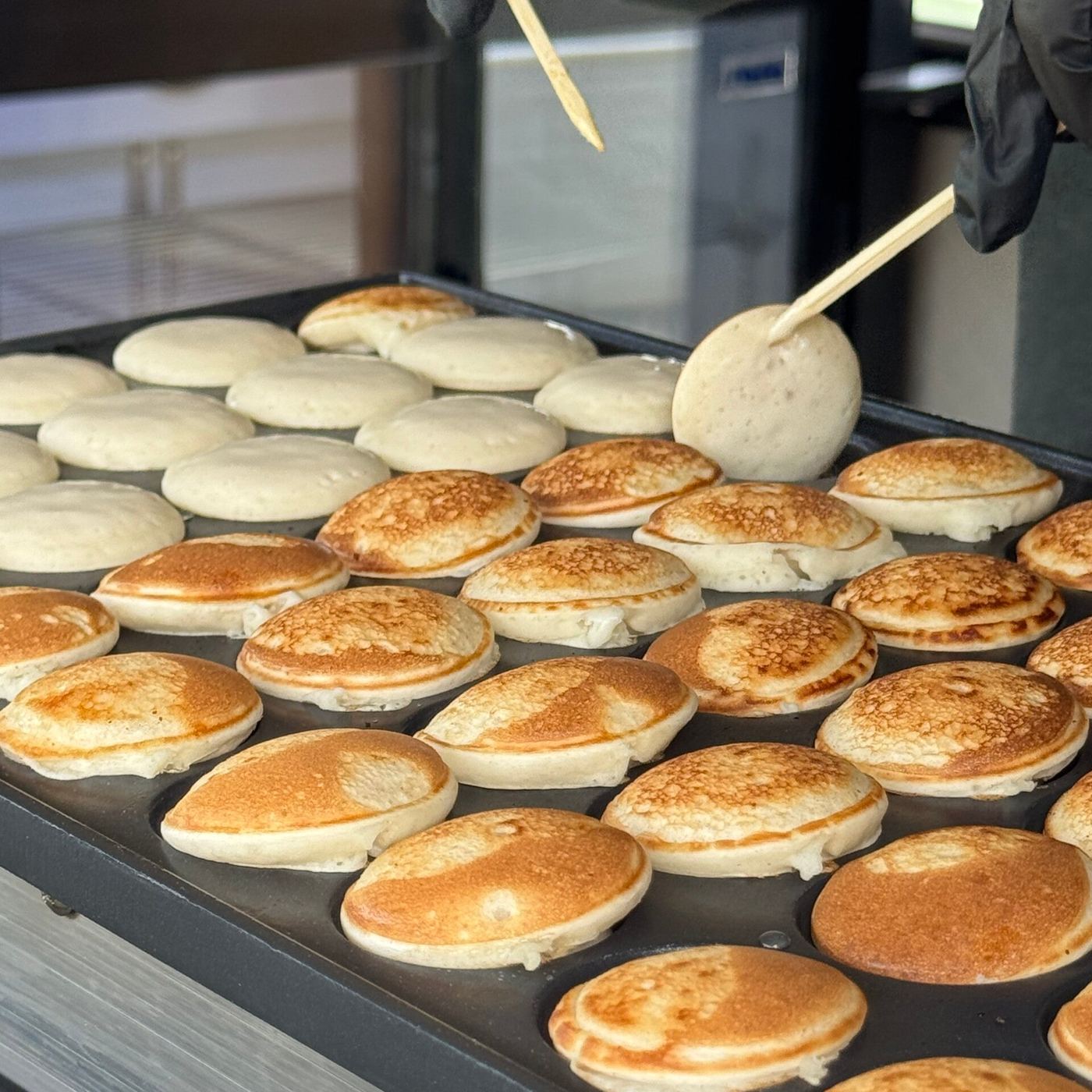 Verse poffertjes op de plaat