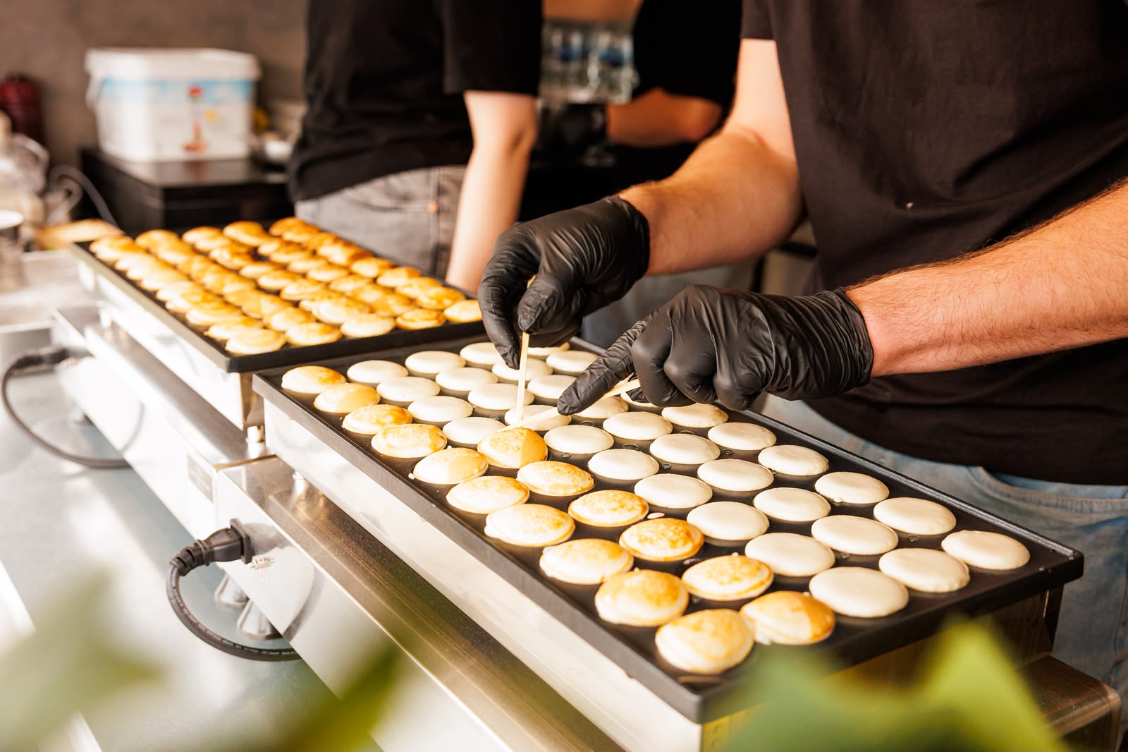 Poffertjes bakken in De Poffertjes Caravan