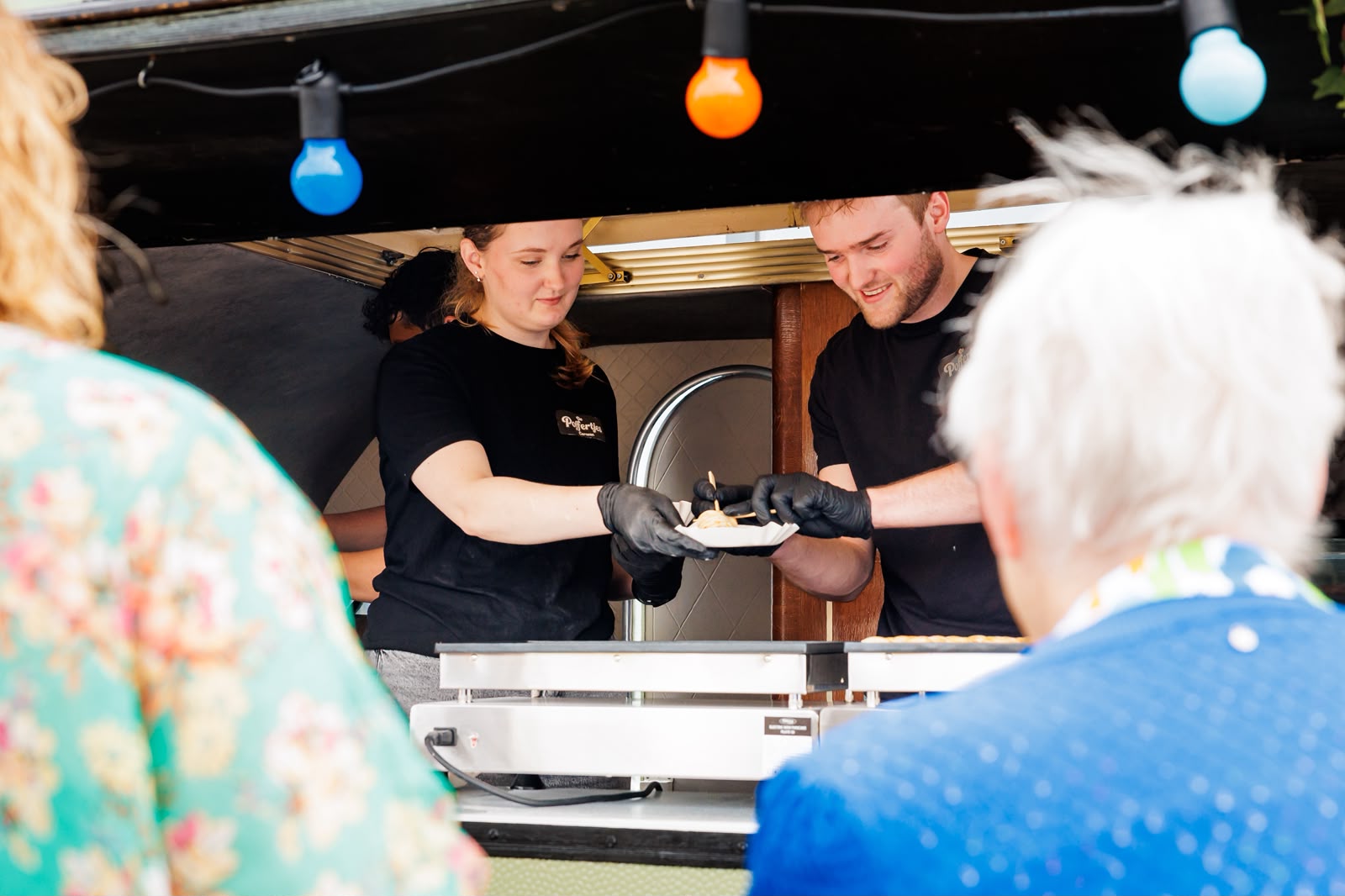 Poffertjes worden uitgeserveerd aan gasten